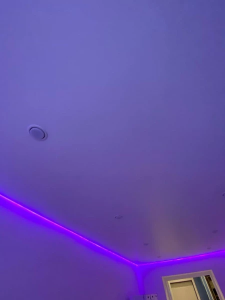 Цветные натяжные потолки